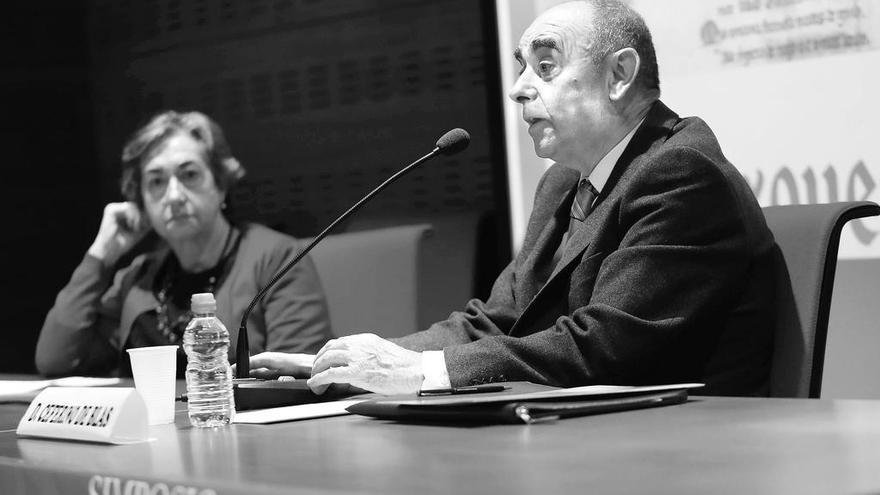 De Blas, junto a Camiño Noia, en su conferencia &quot;Prensa, sociedad gallega y Martín Códax&quot;. // R. Grobas