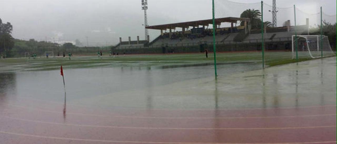 Aspecto del campo Tonono de Arucas el sábado, con un gran charco a consecuencia de la intensa lluvia.