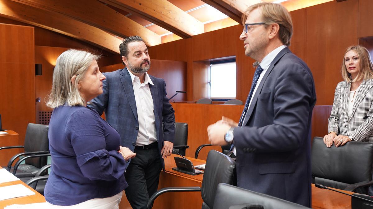 Beatriz García (Ciudadanos), David Arranz (Vox) y Fernando Ledesma (PP), este lunes en la comisión de Institucional de las Cortes de Aragón.