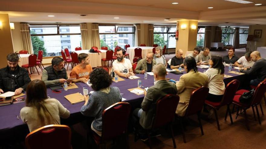 Sindicatos y patronales, ayer durante la duodécima reunión por el convenio del metal en Pontevedra. | ALBA VILLAR