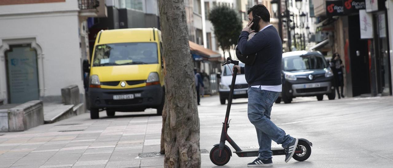 Un usuario de patinete eléctrico en Oviedo