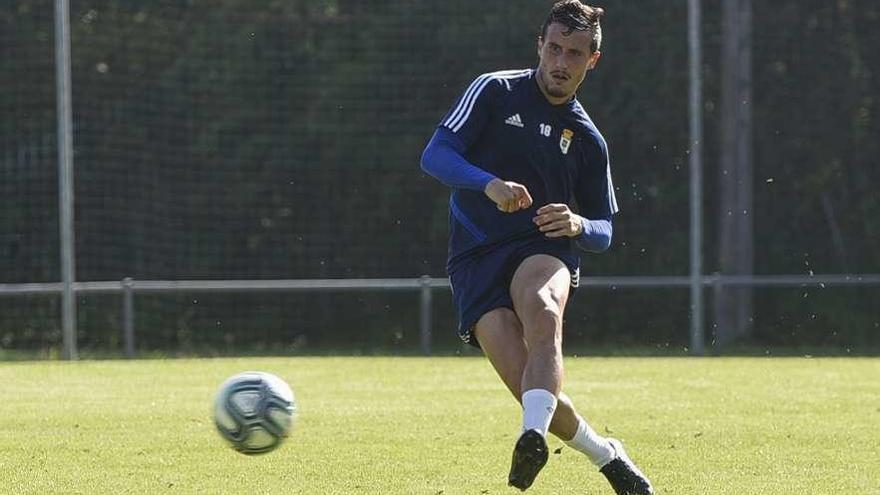 Christian Fernández, durante un entrenamiento del Oviedo.