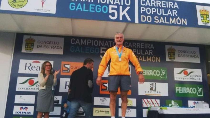 Antonio Riera luce la medalla conseguida en el Gallego de 5 kilómetros en ruta de A Estrada.