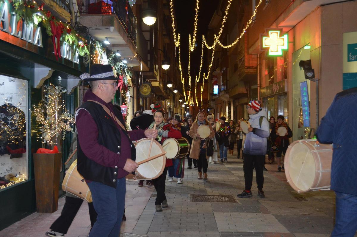 El pasacalles de folclore en Benavente, en imágenes