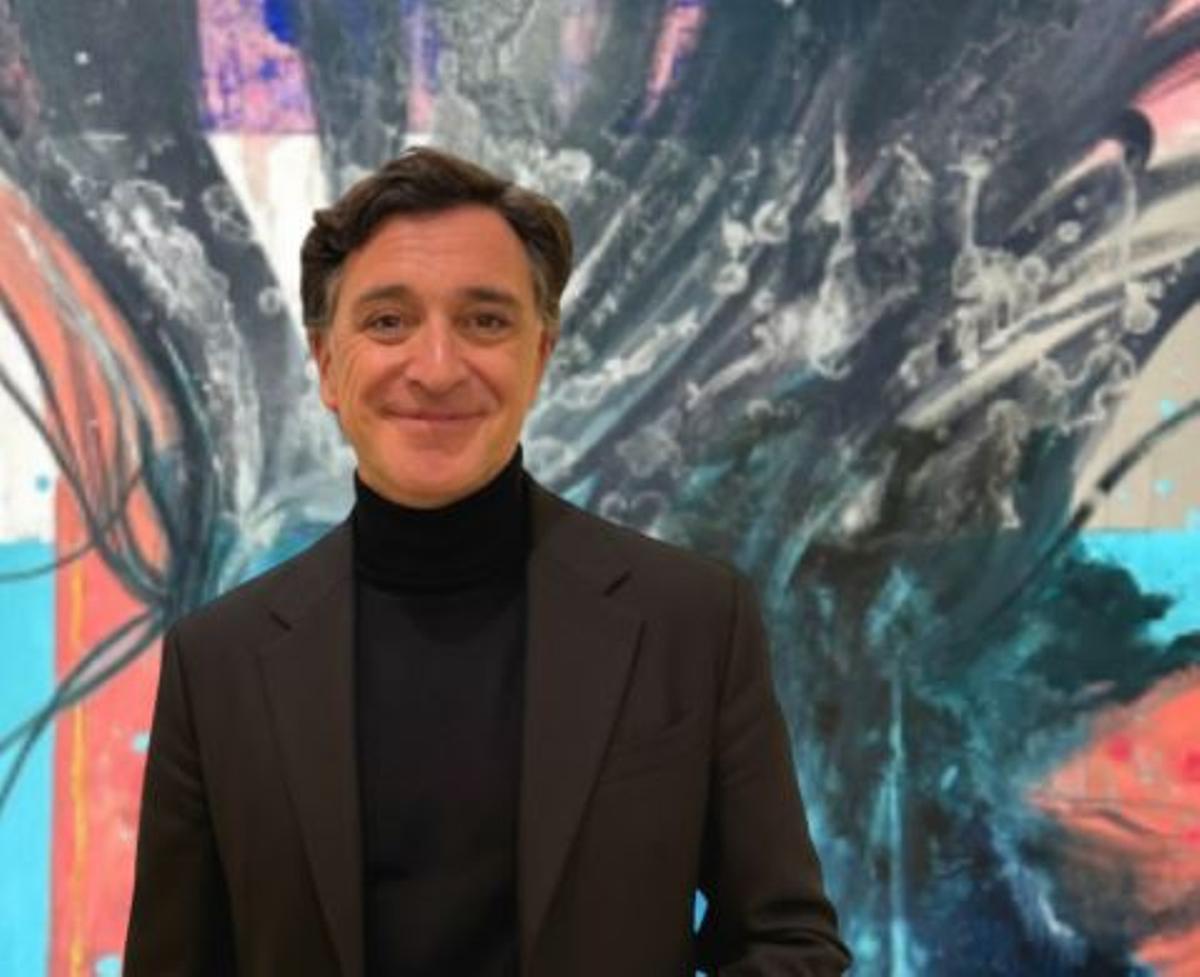 David Planet, delante de su obra de la exposición