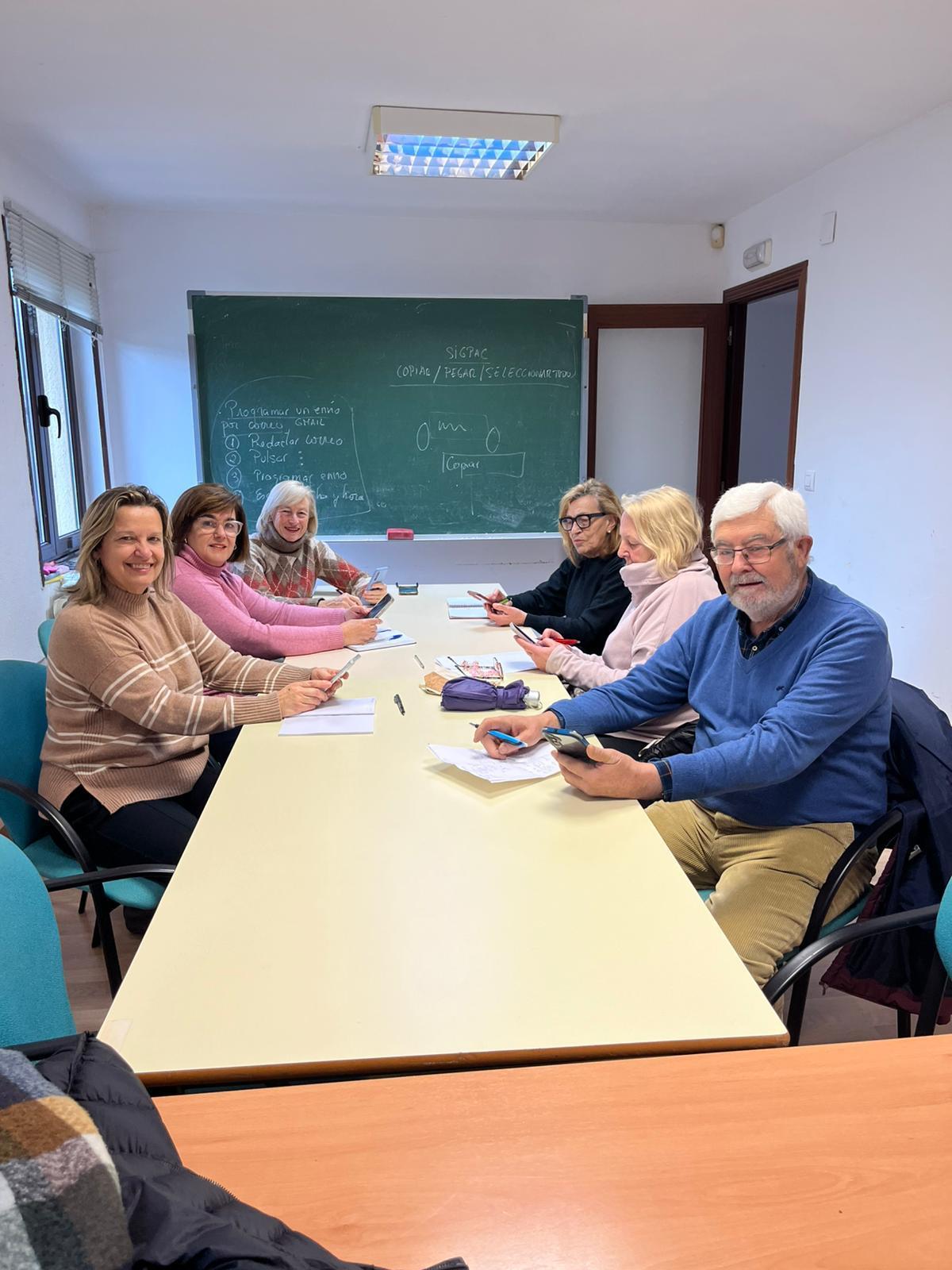 Participantes en el taller de manejo avanzado del teléfono móvil.