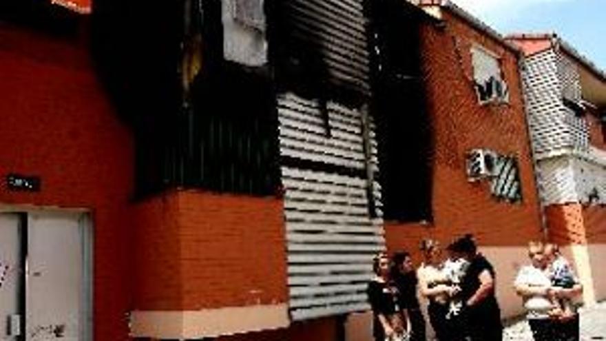 Un incendio en un piso obliga a cerrar un bloque en San Lázaro