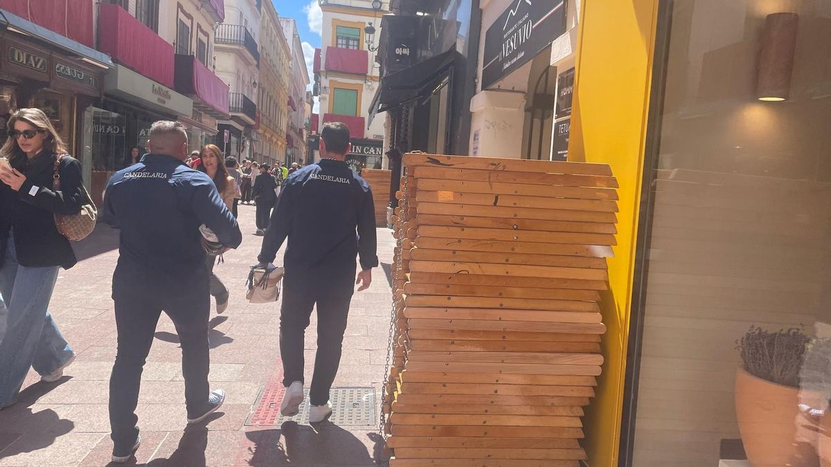 Ya se puede ver a los primeros costaleros de la hermandad de la Candelaria por el centro de Sevilla. La hermandad comenzará su estación de penitencia a partir de las 5 de la tarde.