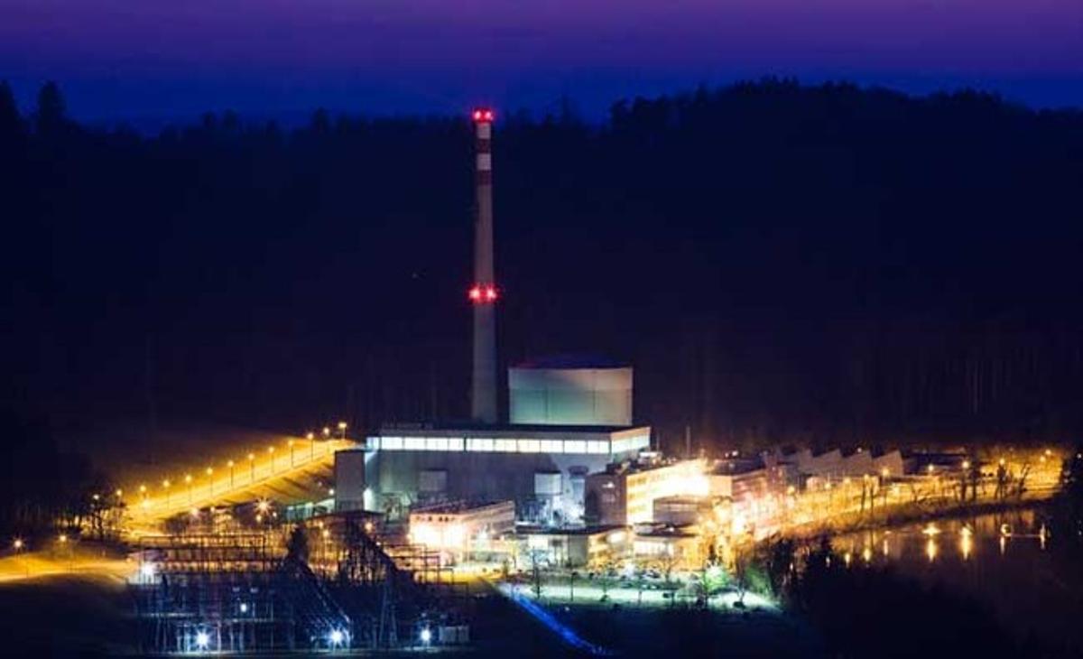 Una vista general de la central nuclear Muehleberg, propietat de l’empresa suïssa BKW, que es mantindrà inactiva dijous amb el fi d’implementar noves mesures de seguretat.