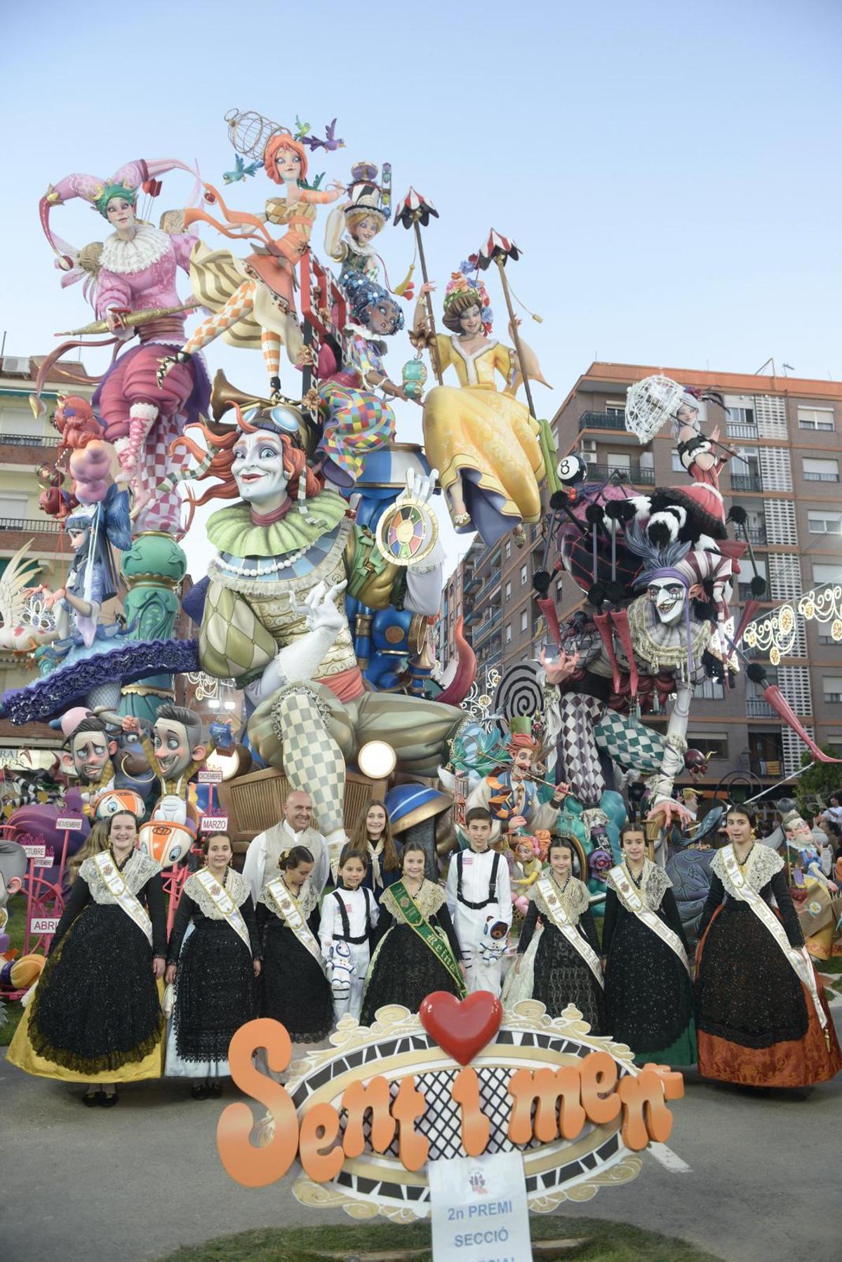 La delegación infantil de Castelló, junto a una falla.
