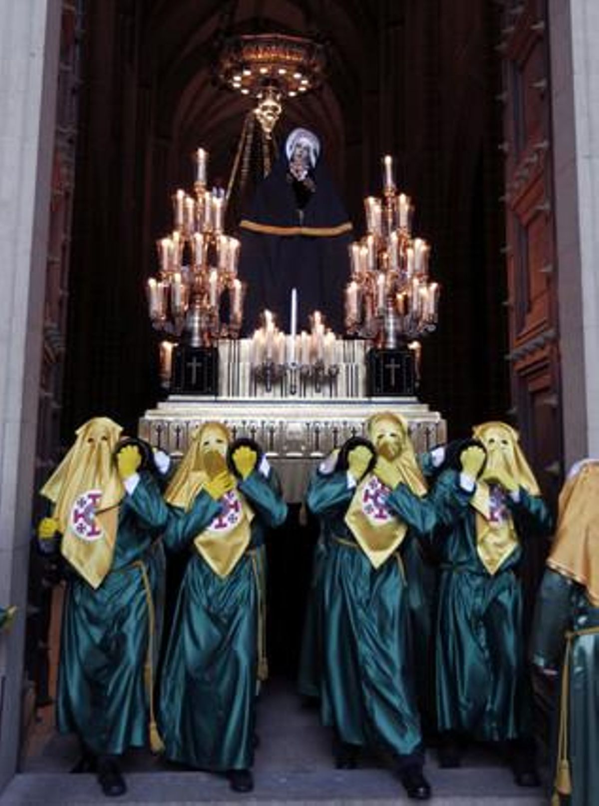 La Dolorosa surt de la catedral de Pamplona per unir-se als 11 passos que han conformat la processó de Divendres Sant.