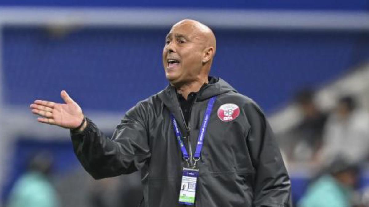 Tintín dirigiendo a la selección de Qatar en la Copa Asia
