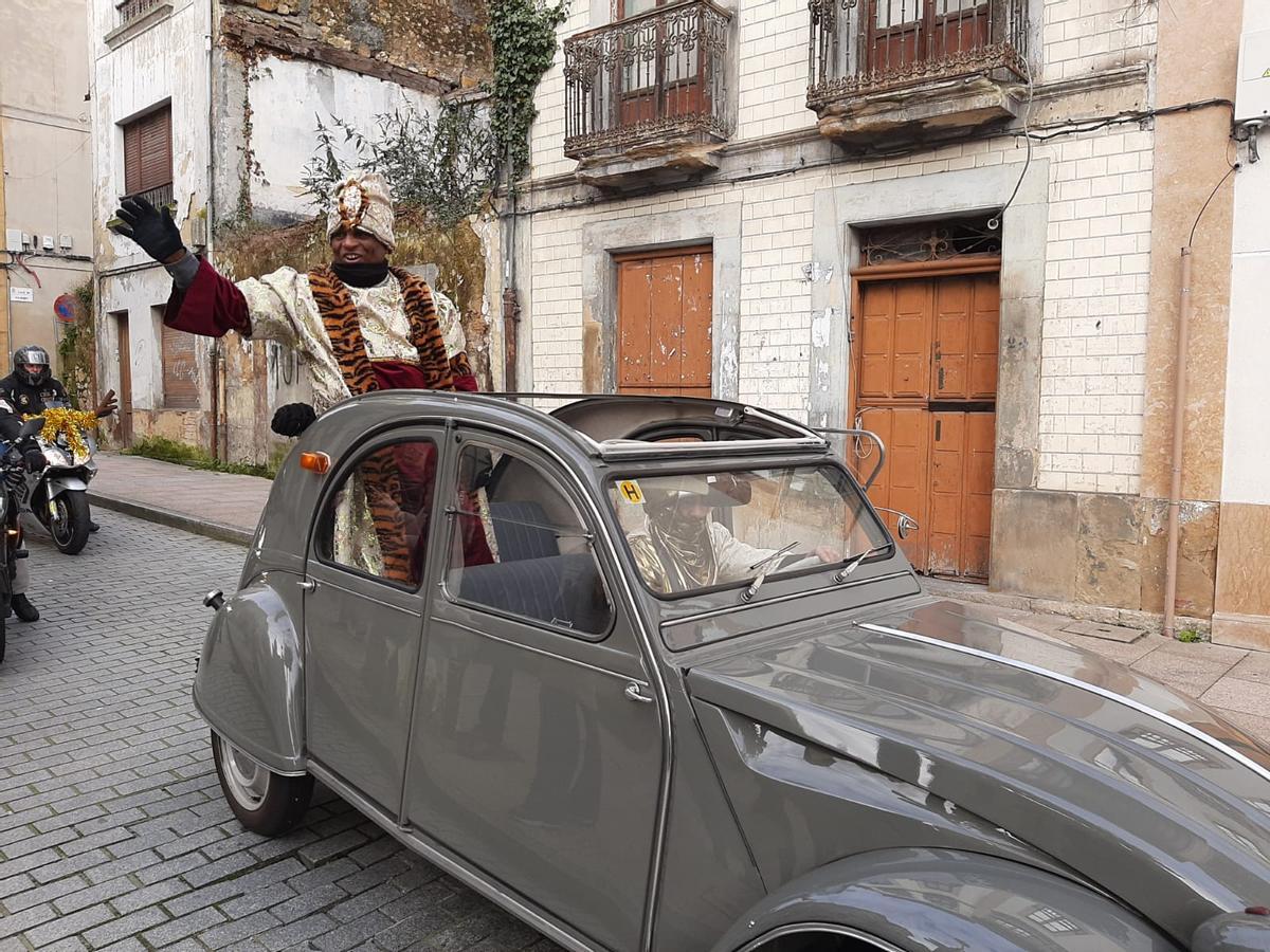 Los Reyes Magos llegan a la Pola para adorar al Niño Jesús y recibir a los pequeños