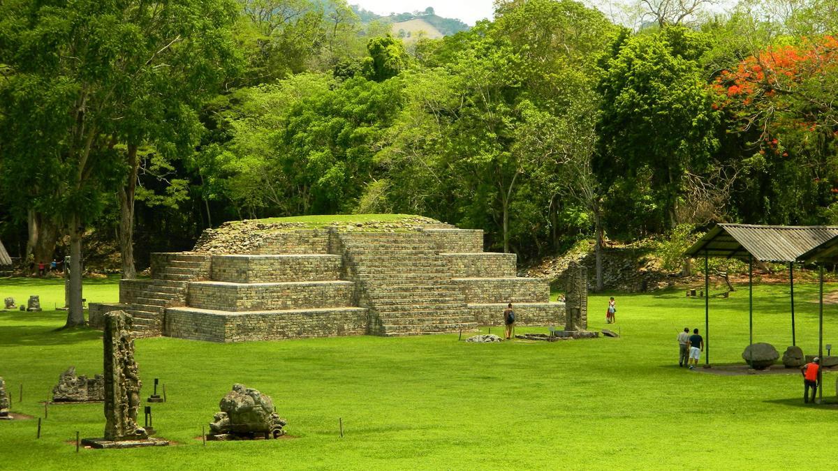 Restes d'un temple a la Plaça del Sol de les ruïnes de Copán.