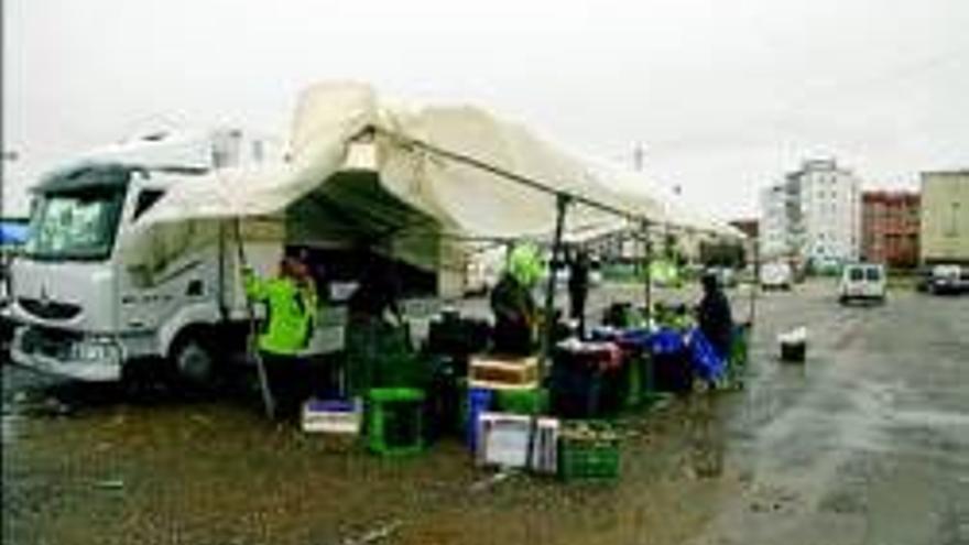 Los negocios del mercadillo se resienten por las últimas lluvias