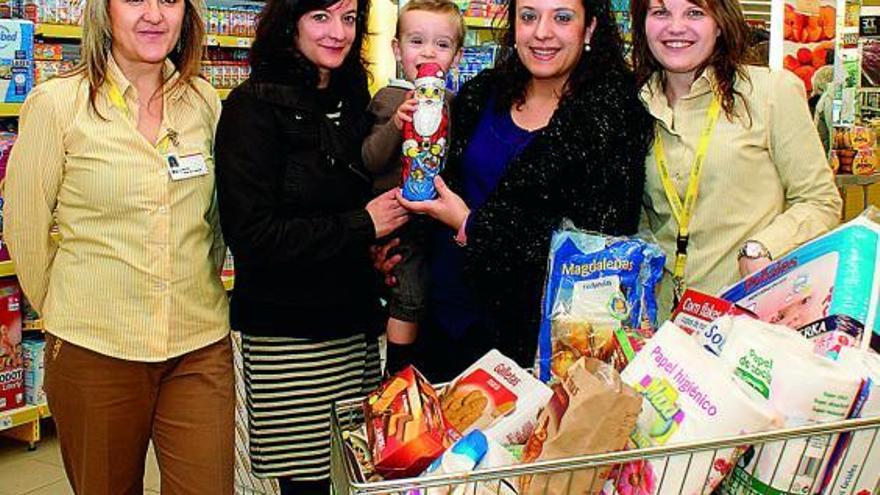 Mónica Esteban Fidalgo, con su hijo, que ya había elegido un Papá Noel de chocolate para él.