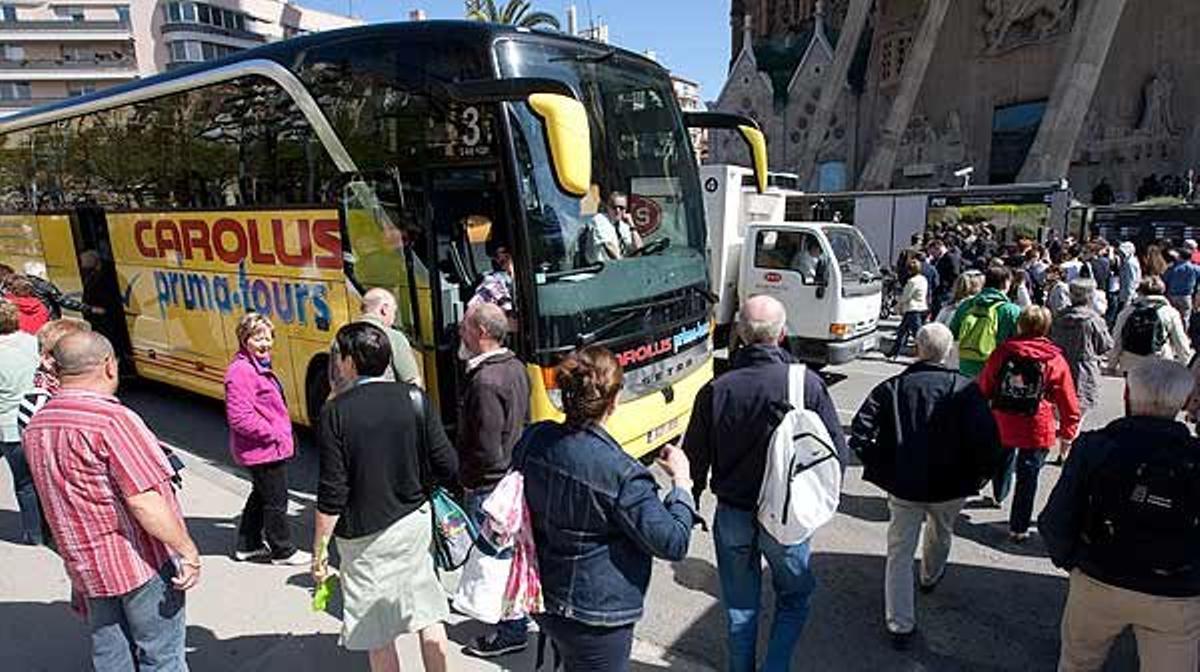 Polèmica pel gran nombre d’autocars que paren cada dia al costat de la Sagrada Família.