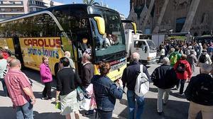 Polèmica pel gran nombre d’autocars que paren cada dia al costat de la Sagrada Família.