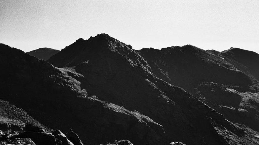 Montañas en plena subida a Sierra Nevada, en octubre, aún sin nieve.