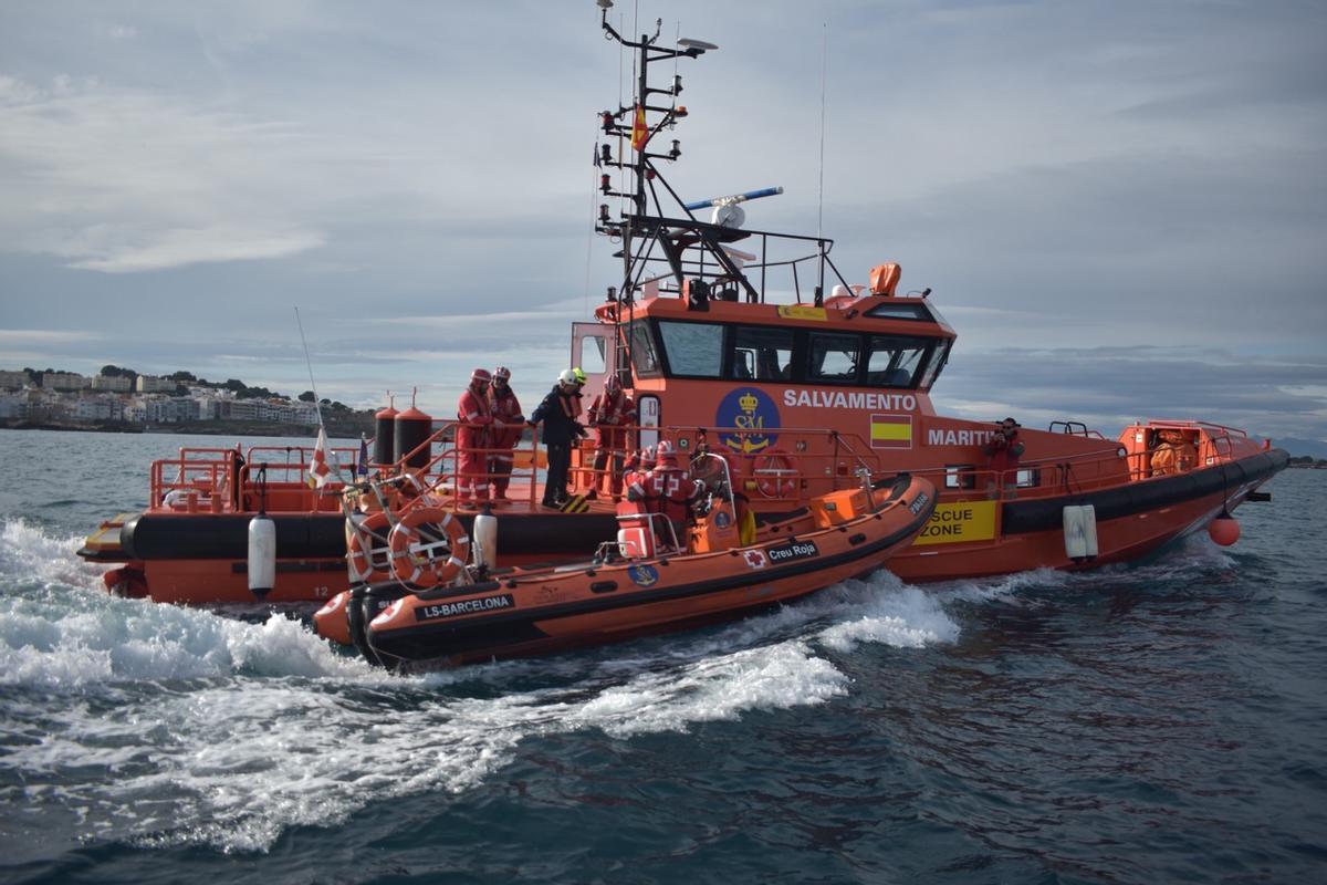 Barques de Salvament Marítim i Creu Roja durant l'operatiu conjunt de divendres