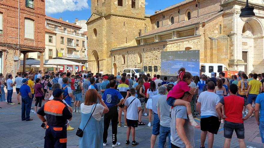 GALERÍA | La afición del Atlético Benavente, pendiente del partido en Antequera