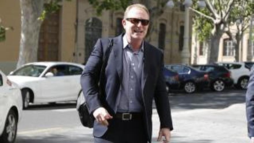 Sarver, a su llegada al hotel para la reunión. Foto: Germán Caballero