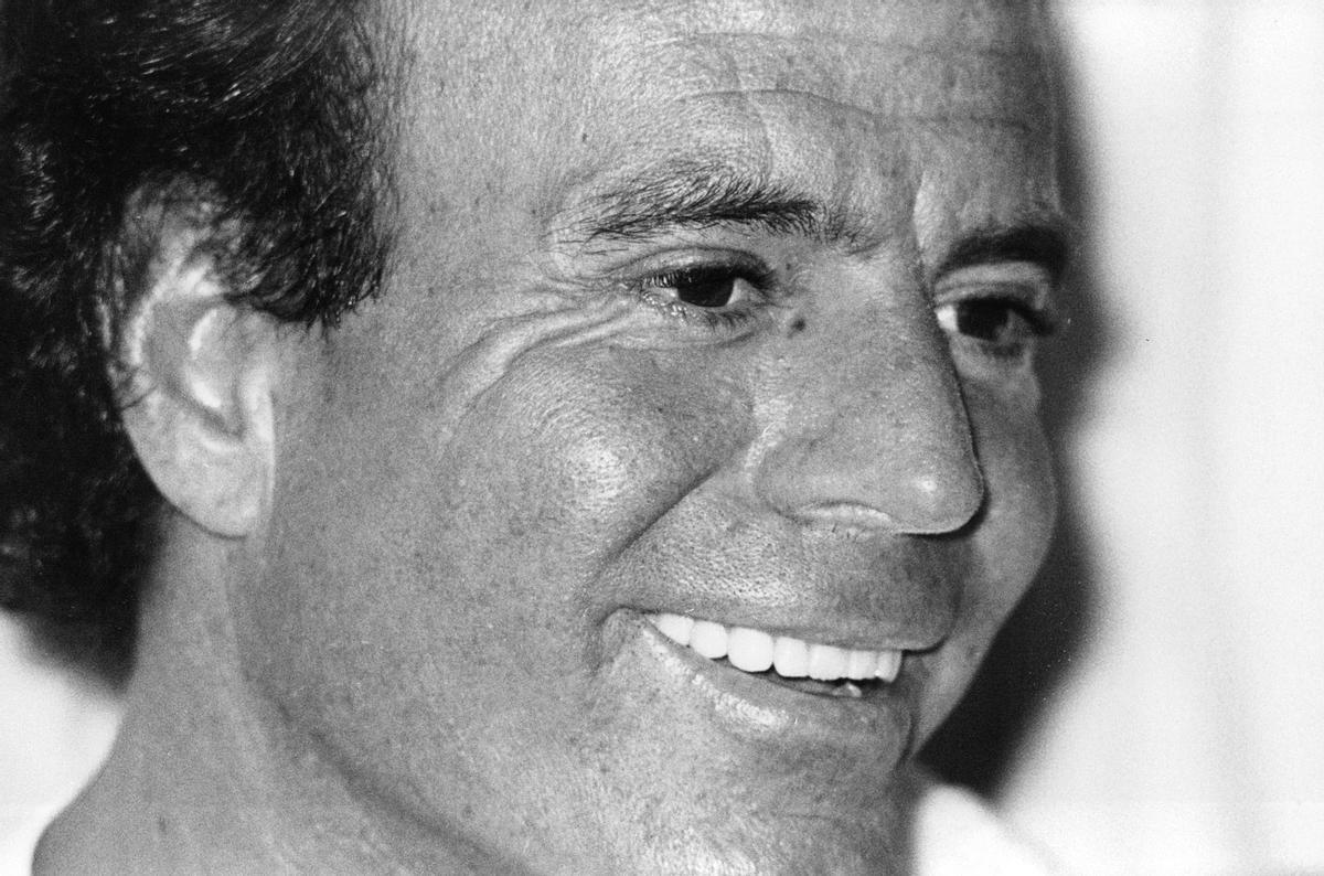 Los besos y tocamientos de Julio Iglesias no causaban una especial conmoción en Palma en 1986. «Tengo ahora más conquistas que nunca, pero no las exhibo para que no puedan acusarme de nada».