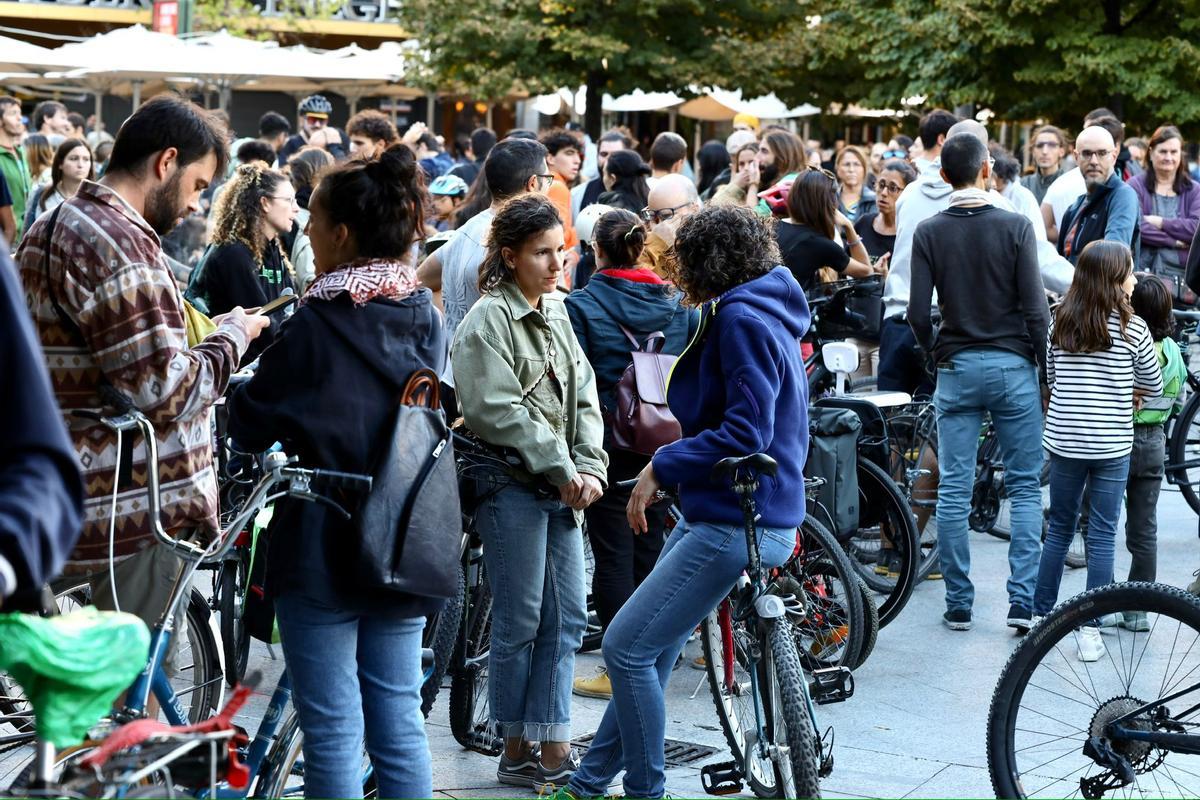 Decenas de ciclistas protestan en Zaragoza contra la obligatoriedad de contratar un seguro
