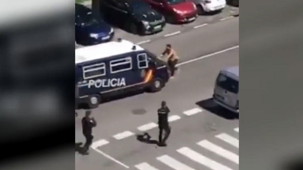 Un hombre ataca con dos catanas a la Policía Nacional en Madrid pidiendo ser atendido por el coronavirus.