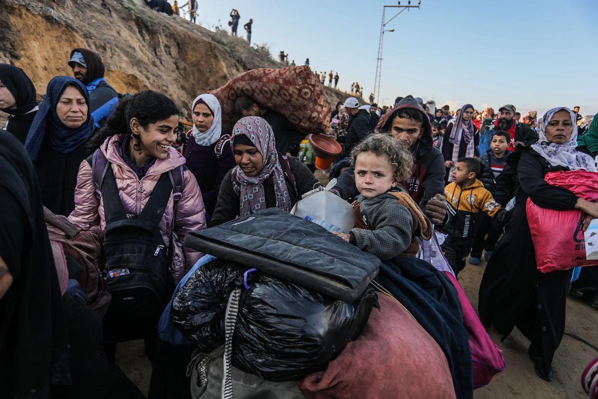 Palestinos desplazados regresan a sus hogares al norte de una Gaza ...