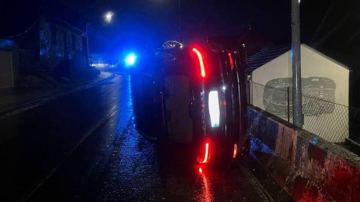 Vehículo volcado en la avenida de Ferrol, en Ribeira
