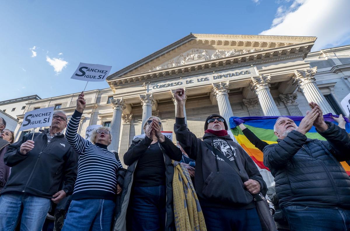 Decenas de personas durante una manifestación en apoyo a Pedro Sánchez, hoy 28 de abril de 2024, en Madrid. La manifestación se ha convocado bajo el lema ‘Sus chantajes, sus bulos y su mafia no pueden contra la democracia y contra el pueblo’