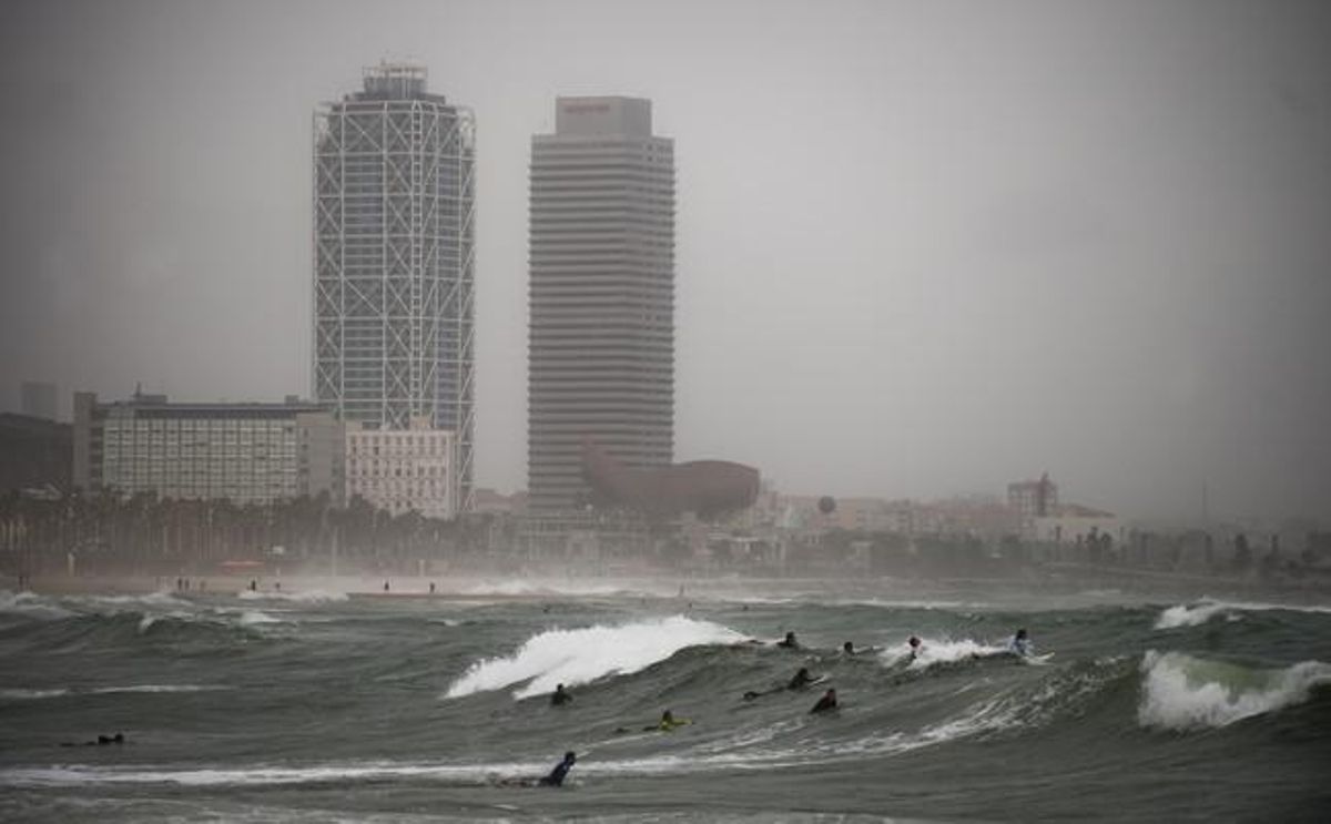Surf a la platja de la Barceloneta. Surf a la platja de la Barceloneta.