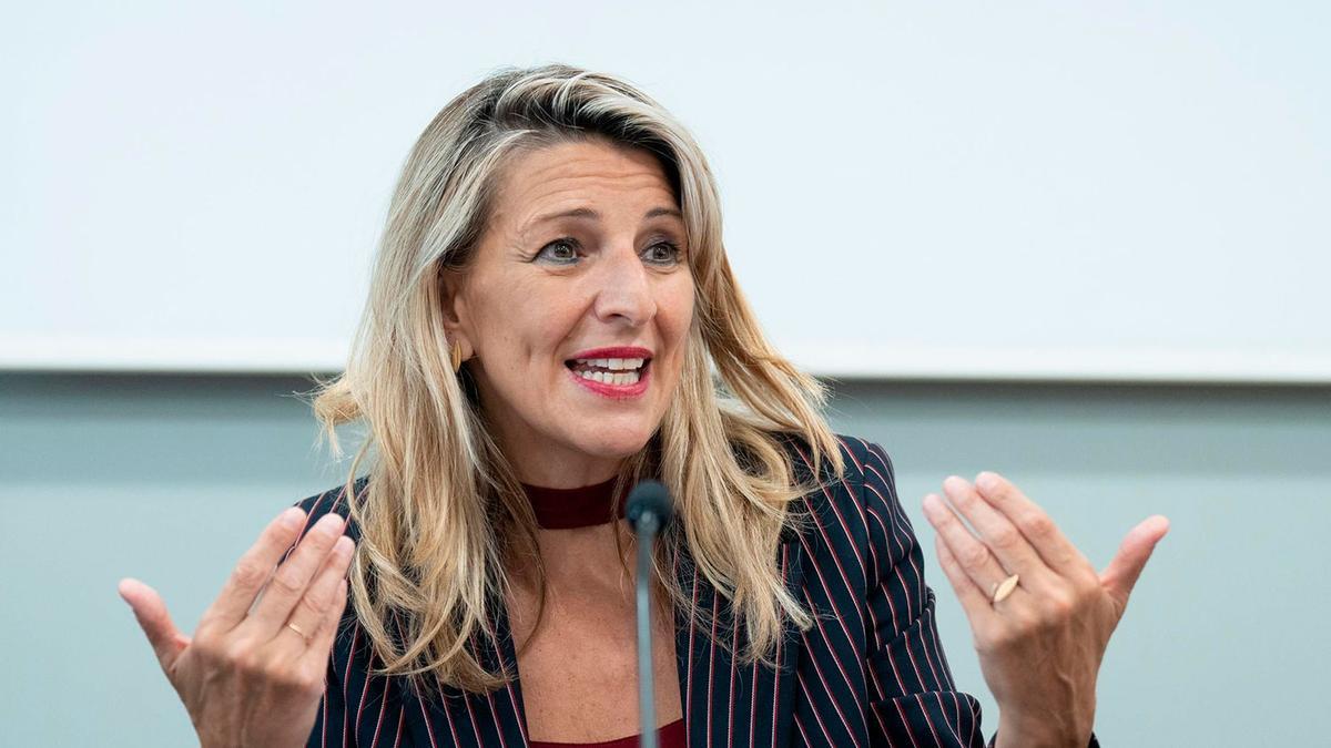 El ministerio de Yolanda Díaz aprueba que las empresas puedan multar a los trabajadores que fichen mal su jornada laboral: de 750 a 7.500 euros