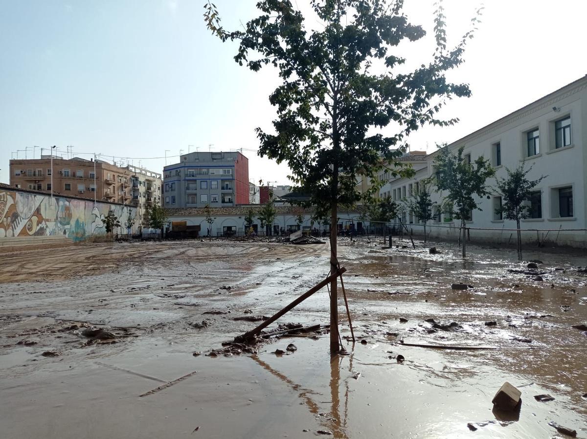 El patio ha terminado convertido en un lodazal