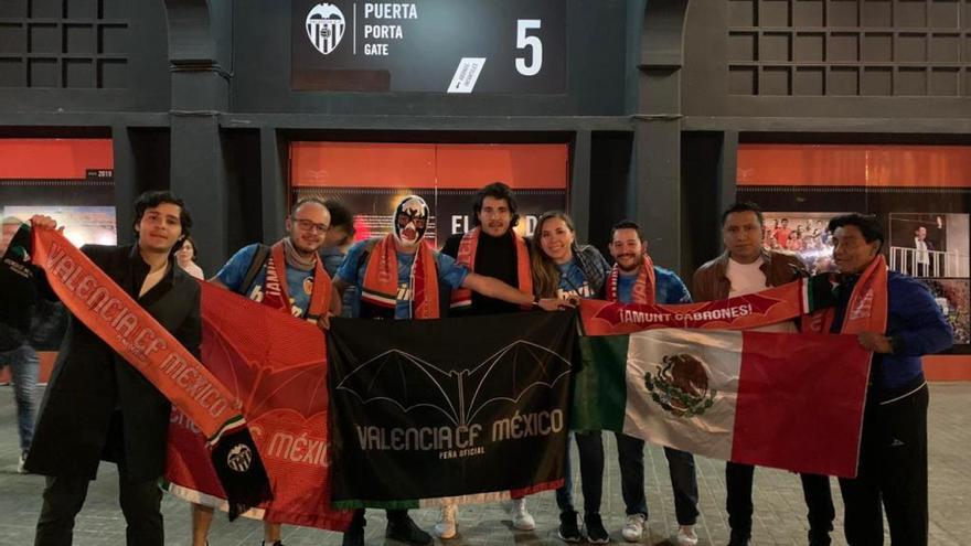 Los aficionados mexicanos, a las puertas de Mestalla.