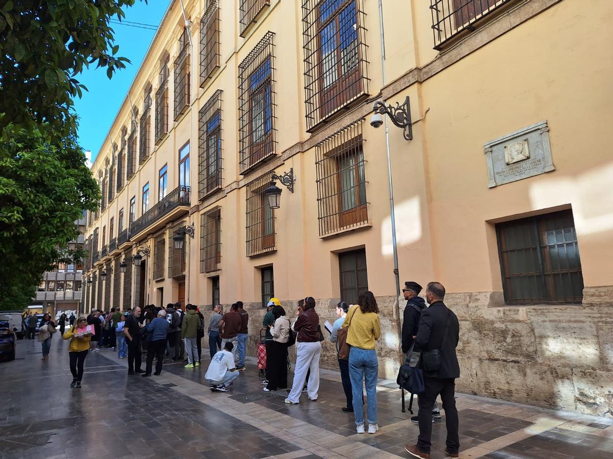 Colas en el padrón de València para acceder a la regularización de migrantes
