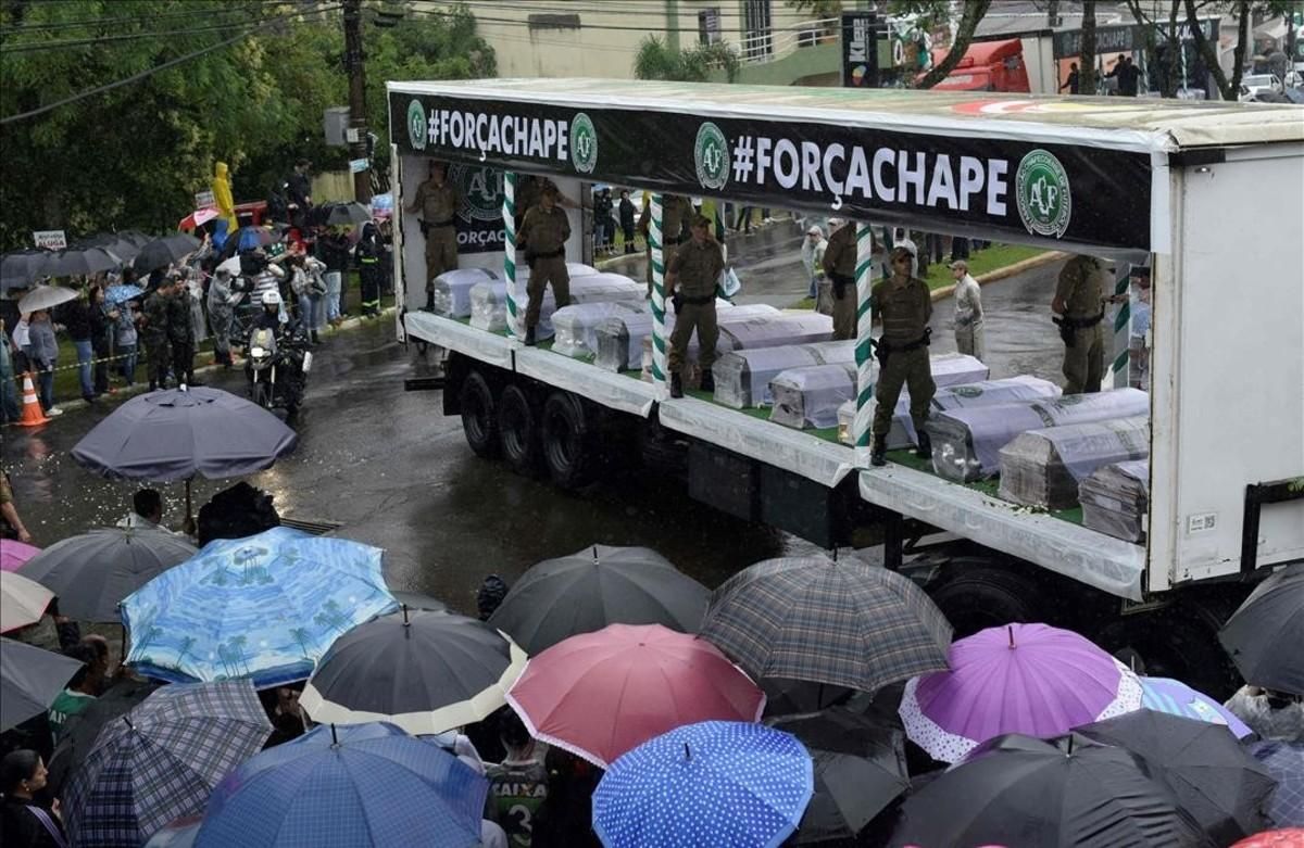 lmendiola36500217 people attend under heavy rain the passage of the funeral co161203163940