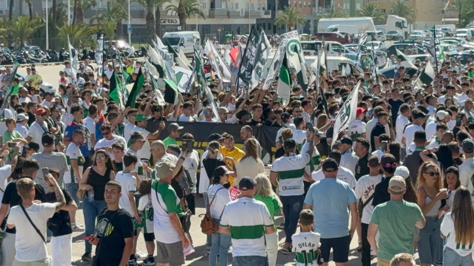 Los aficionados del Elche CF se preparan para el partido contra el Málaga CF