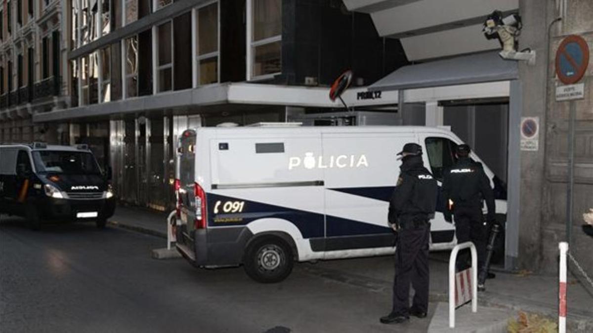 Díaz Ferrán y De Cabo llegan, en un furgón policial, a la Audiencia Nacional.