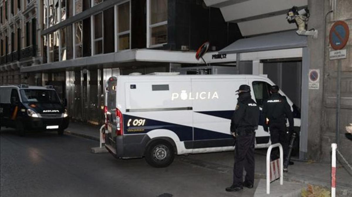 Díaz Ferrán i De Cabo arriben, en un furgó policial, a l’Audiència Nacional.