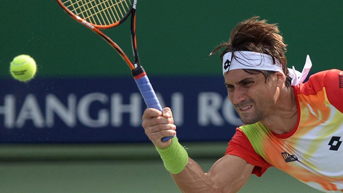 David Ferrer devuelve una bola a Andy Murray, en octavos de final de Shanghái