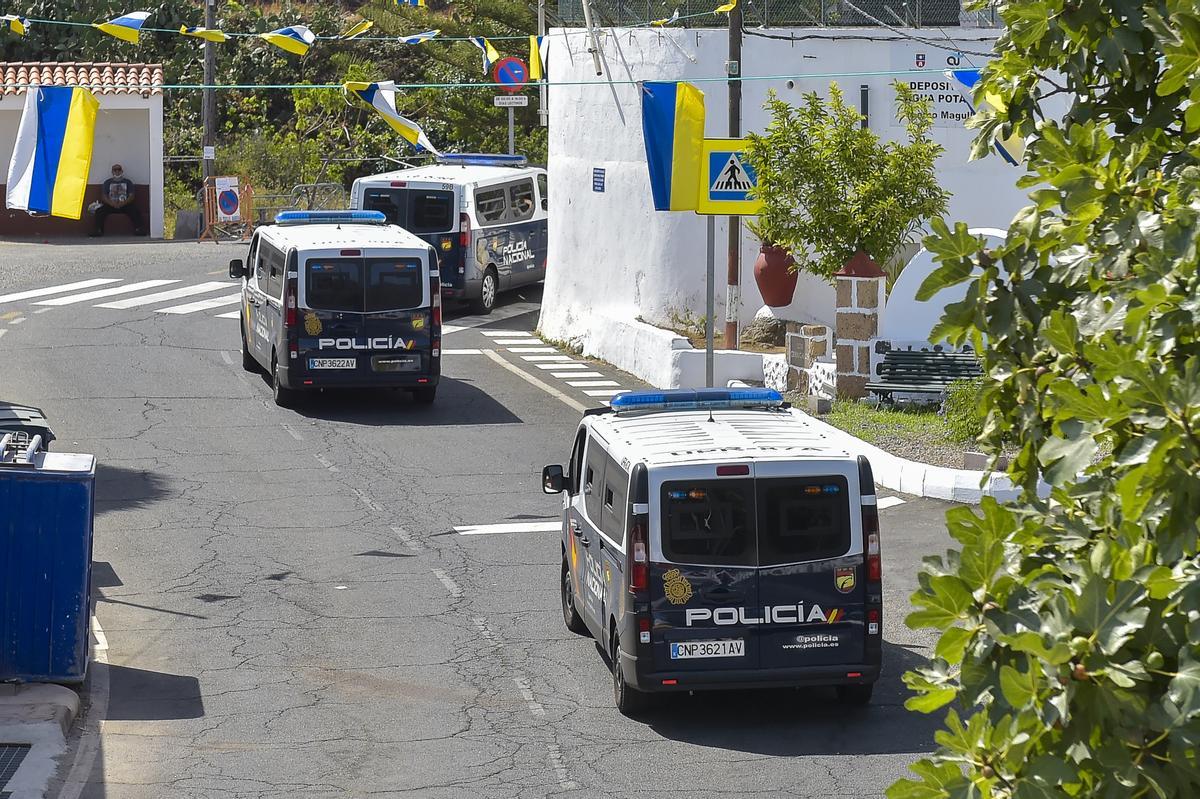 Furgones de la Policía Nacional, en un barrio de Telde.
