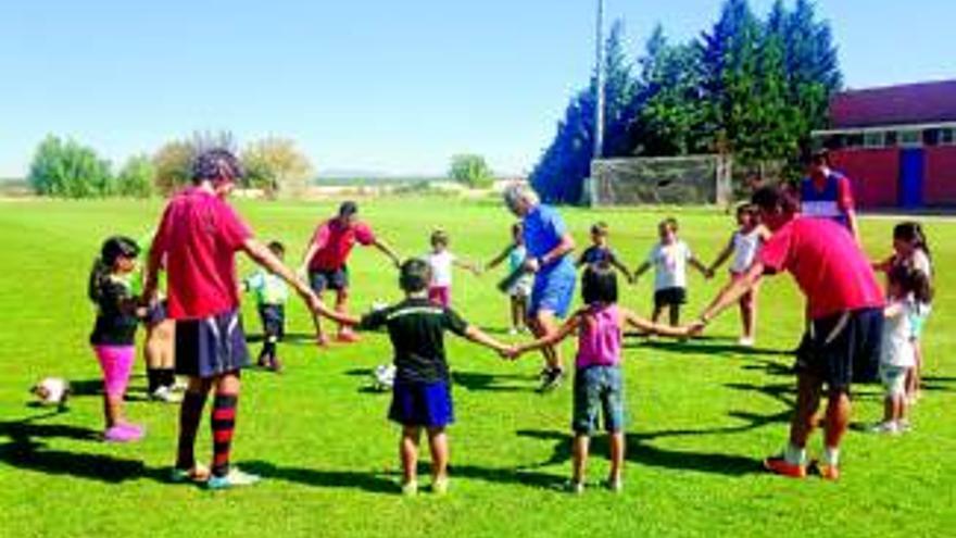 40 niños visitan la ciudad deportiva del Extremadura