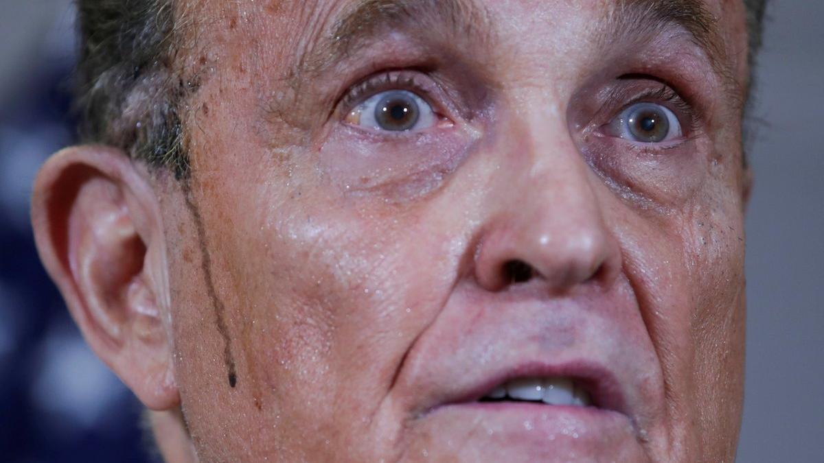 Rudy Giuliani, sudoroso y con la línea del tinte capilar corriendo por su cara, durante la rueda de prensa.