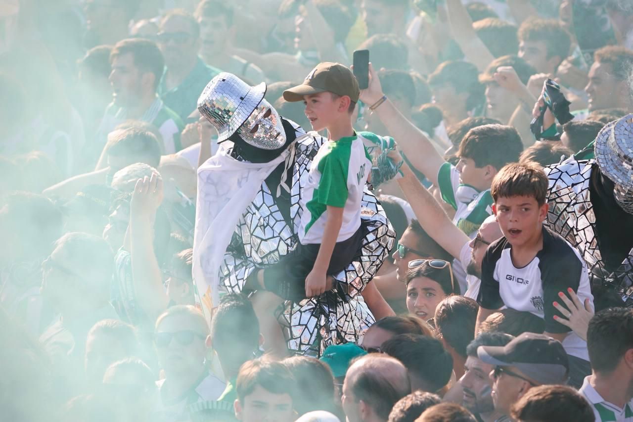 Así recibió la afición del Córdoba CF al autobús del equipo en El Arenal