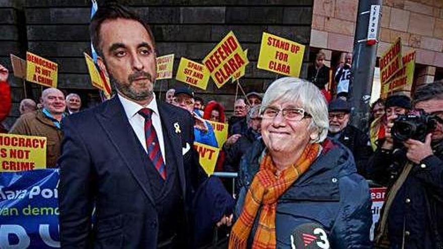 Clara Ponsatí i el seu advocat, Aamer Anwar, ahir a Edimburg