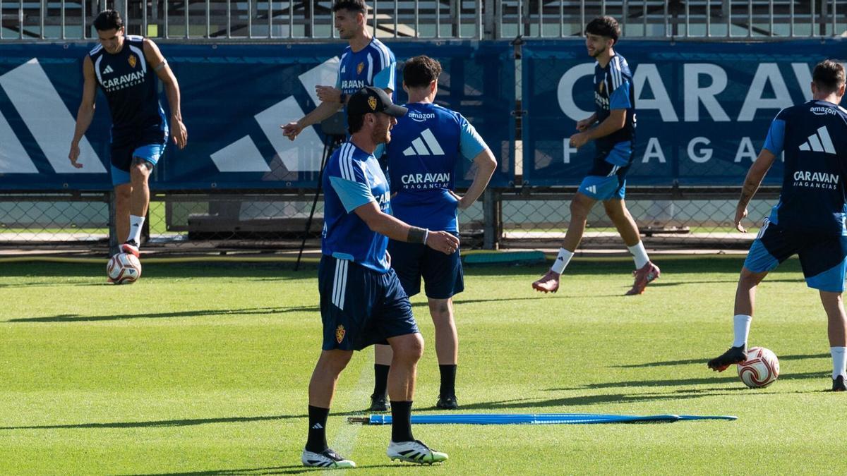 Ibai Gómez, en el centro con una gorra, este jueves durante el entrenamiento en la Ciudad Deportiva.