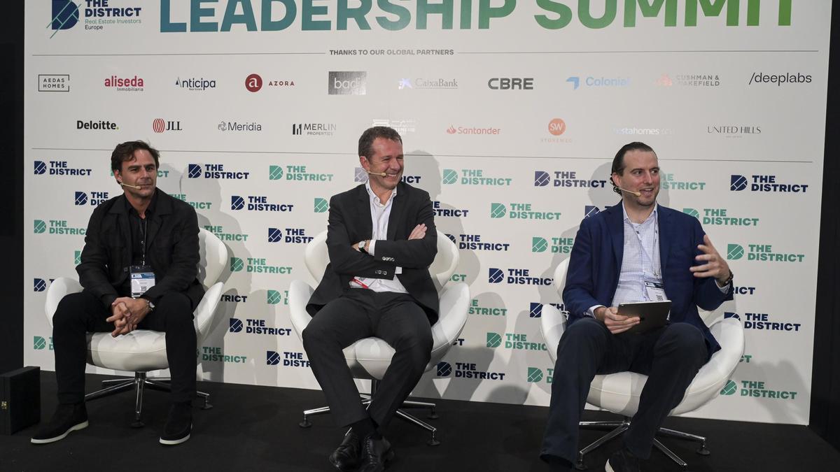 Juan Pepa (izquierda) y Felipe Morenés (derecha), socios fundadores de Stoneshield, junto con Juan Velayos (centro), presidente de The District