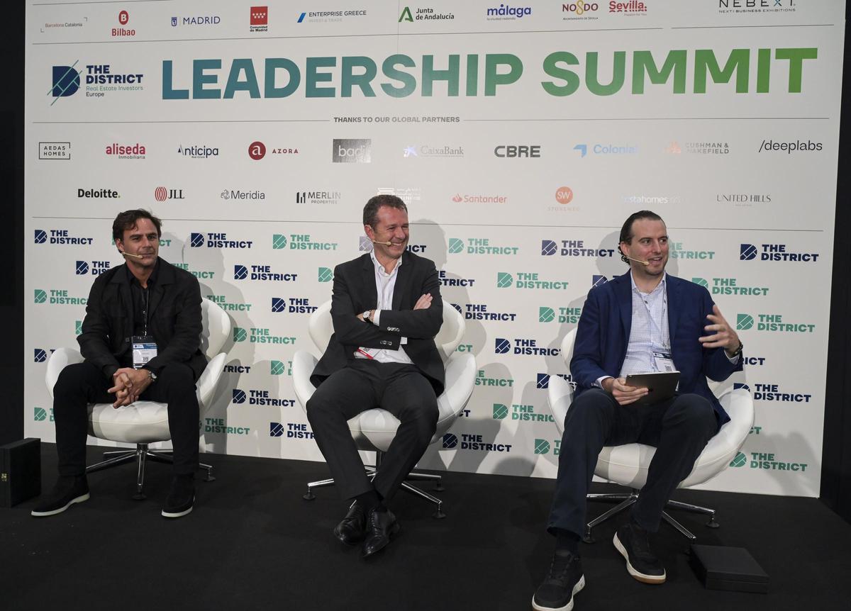 Juan Pepa (izquierda) y Felipe Morenés (derecha), socios fundadores de Stoneshield, junto con Juan Velayos (centro), presidente de The District